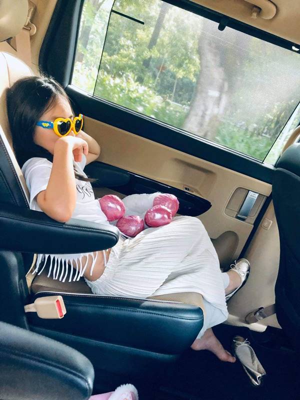 Thủy Tiên tiết lộ thời điểm công khai gương mặt con gái - 2 Thủy Tiên tiết lộ thời điểm công khai gương mặt con gái - 2