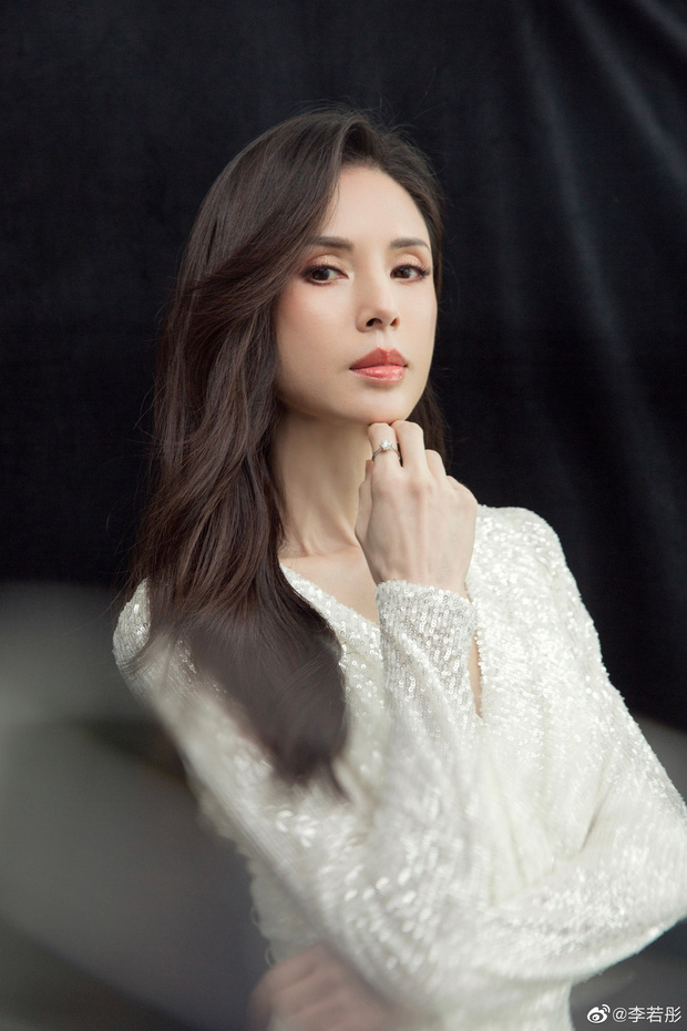 Lý Nhược Đồng lần đầu công khai tuổi thật, gây bão khi nói về quan niệm: 'Phụ nữ lúc trẻ phải gầy, phải lấy chồng sinh con' Lý Nhược Đồng lần đầu công khai tuổi thật, gây bão khi nói về quan niệm: 'Phụ nữ lúc trẻ phải gầy, phải lấy chồng sinh con'