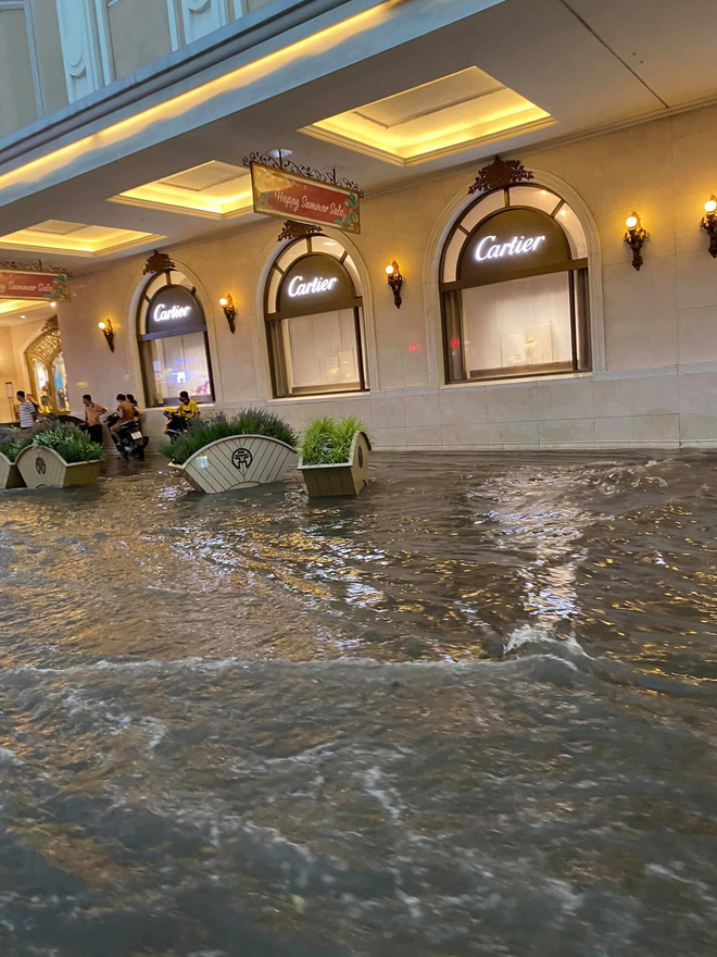 Mưa lớn trút xuống hàng giờ khiến nhiều tuyến phố Hà Nội thành sông, ô tô và xe máy 'bơi' trong nước