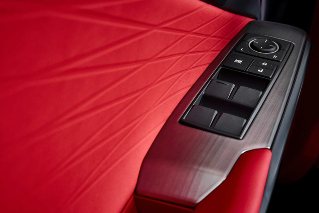 Lexus IS 2021 trở lại Việt Nam với 3 phiên bản, đối đầu Mercedes-Benz C-Class và BMW 3-Series - 7 Lexus IS 2021 trở lại Việt Nam với 3 phiên bản, đối đầu Mercedes-Benz C-Class và BMW 3-Series - 7