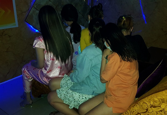 Nhân viên massage Điêu Thuyền bị bắt quả tang khoả thân tiếp khách Nhân viên massage Điêu Thuyền bị bắt quả tang khoả thân tiếp khách