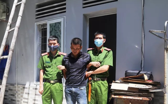 Khám xét người đàn ông đi bộ, phát hiện 1 kg ma túy đá