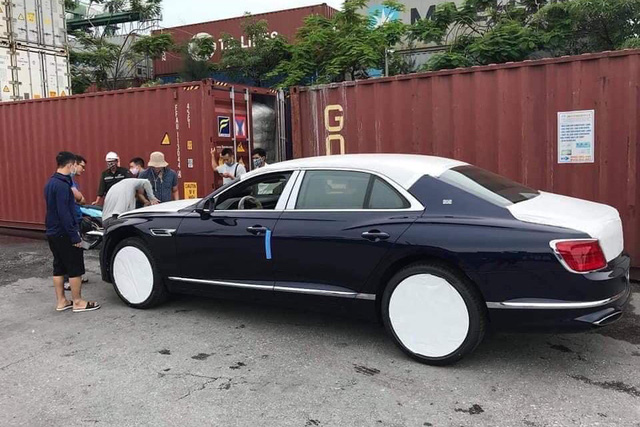 Cận cảnh Bentley Flying Spur 2020 đầu tiên Việt Nam với logo 'thò thụt' phát sáng kiểu Rolls-Royce Cận cảnh Bentley Flying Spur 2020 đầu tiên Việt Nam với logo 'thò thụt' phát sáng kiểu Rolls-Royce