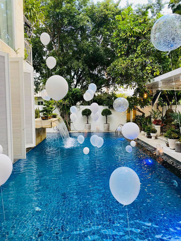 Mãn nhãn với loạt cơ ngơi của dàn 'cá mập' trong Shark Tank: Người độc thân ưa biệt thự hoành tráng, kẻ đã kết hôn lại thích style trồng rau, nuôi gà - 1 Mãn nhãn với loạt cơ ngơi của dàn 'cá mập' trong Shark Tank: Người độc thân ưa biệt thự hoành tráng, kẻ đã kết hôn lại thích style trồng rau, nuôi gà - 1