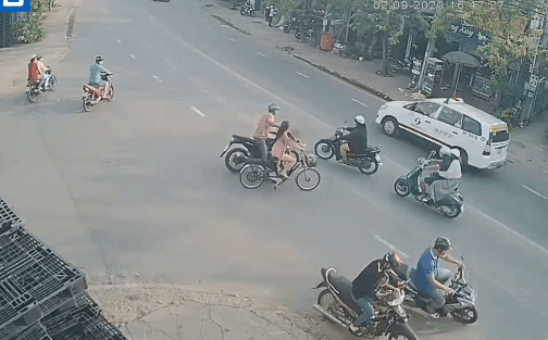 Giật dây chuyền của cô gái, nam thanh niên bị người dân bao vây, đánh túi bụi Giật dây chuyền của cô gái, nam thanh niên bị người dân bao vây, đánh túi bụi