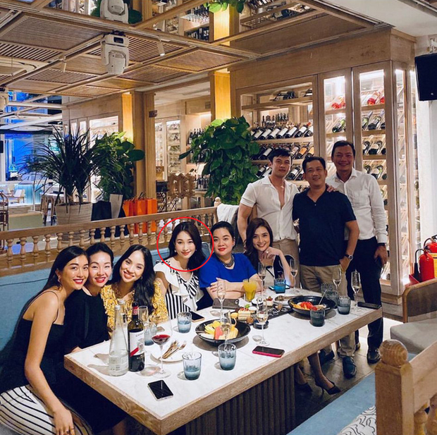 Tụ họp cùng hội bạn thân Shark Khoa, Đặng Thu Thảo chiếm spotlight với nhan sắc đỉnh cao sau 3 tháng sinh con Tụ họp cùng hội bạn thân Shark Khoa, Đặng Thu Thảo chiếm spotlight với nhan sắc đỉnh cao sau 3 tháng sinh con