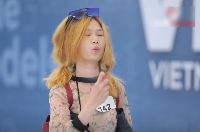 Vietnam's Next Top Model: Võ Hoàng Yến gay gắt khi nữ thí sinh đeo giày vào cổ, vừa nghe điện thoại, xịt nước hoa lúc đi catwalk - 1 Vietnam's Next Top Model: Võ Hoàng Yến gay gắt khi nữ thí sinh đeo giày vào cổ, vừa nghe điện thoại, xịt nước hoa lúc đi catwalk - 1