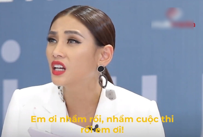 Vietnam's Next Top Model: Võ Hoàng Yến gay gắt khi nữ thí sinh đeo giày vào cổ, vừa nghe điện thoại, xịt nước hoa lúc đi catwalk - 2 Vietnam's Next Top Model: Võ Hoàng Yến gay gắt khi nữ thí sinh đeo giày vào cổ, vừa nghe điện thoại, xịt nước hoa lúc đi catwalk - 2