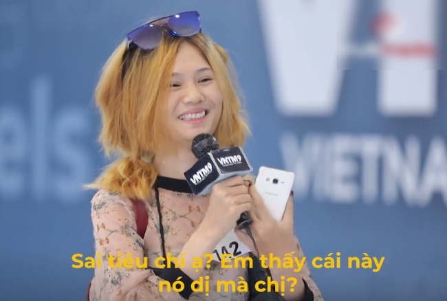 Vietnam's Next Top Model: Võ Hoàng Yến gay gắt khi nữ thí sinh đeo giày vào cổ, vừa nghe điện thoại, xịt nước hoa lúc đi catwalk - 3 Vietnam's Next Top Model: Võ Hoàng Yến gay gắt khi nữ thí sinh đeo giày vào cổ, vừa nghe điện thoại, xịt nước hoa lúc đi catwalk - 3