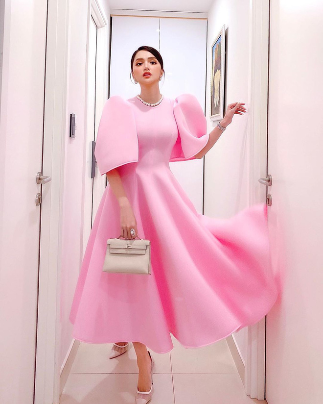 Hương Giang yêu vào nên đổi tính: Trước theo style nhẹ nhàng nhưng giờ phải mặc đồ siêu to khổng lồ mới chịu cơ - 5 Hương Giang yêu vào nên đổi tính: Trước theo style nhẹ nhàng nhưng giờ phải mặc đồ siêu to khổng lồ mới chịu cơ - 5