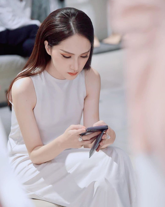 Hương Giang yêu vào nên đổi tính: Trước theo style nhẹ nhàng nhưng giờ phải mặc đồ siêu to khổng lồ mới chịu cơ - 3 Hương Giang yêu vào nên đổi tính: Trước theo style nhẹ nhàng nhưng giờ phải mặc đồ siêu to khổng lồ mới chịu cơ - 3