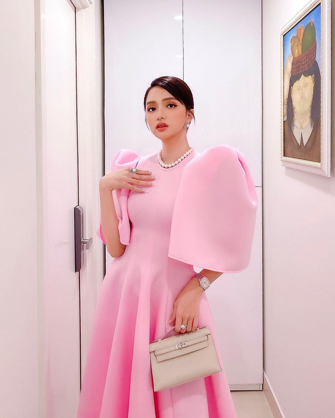 Hương Giang yêu vào nên đổi tính: Trước theo style nhẹ nhàng nhưng giờ phải mặc đồ siêu to khổng lồ mới chịu cơ - 4 Hương Giang yêu vào nên đổi tính: Trước theo style nhẹ nhàng nhưng giờ phải mặc đồ siêu to khổng lồ mới chịu cơ - 4