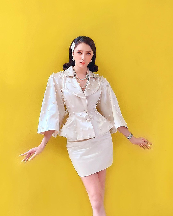 Hương Giang yêu vào nên đổi tính: Trước theo style nhẹ nhàng nhưng giờ phải mặc đồ siêu to khổng lồ mới chịu cơ - 8 Hương Giang yêu vào nên đổi tính: Trước theo style nhẹ nhàng nhưng giờ phải mặc đồ siêu to khổng lồ mới chịu cơ - 8