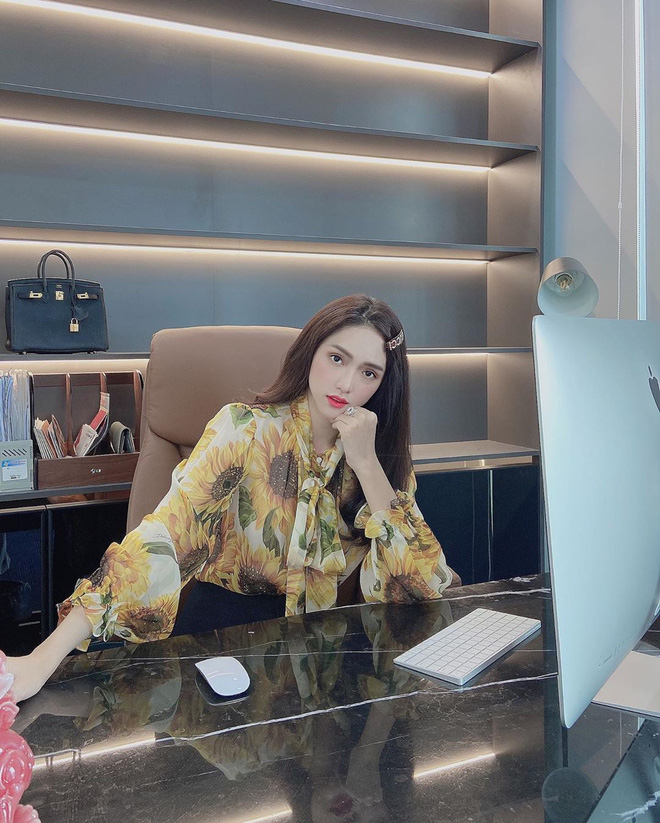 Hương Giang yêu vào nên đổi tính: Trước theo style nhẹ nhàng nhưng giờ phải mặc đồ siêu to khổng lồ mới chịu cơ - 1 Hương Giang yêu vào nên đổi tính: Trước theo style nhẹ nhàng nhưng giờ phải mặc đồ siêu to khổng lồ mới chịu cơ - 1