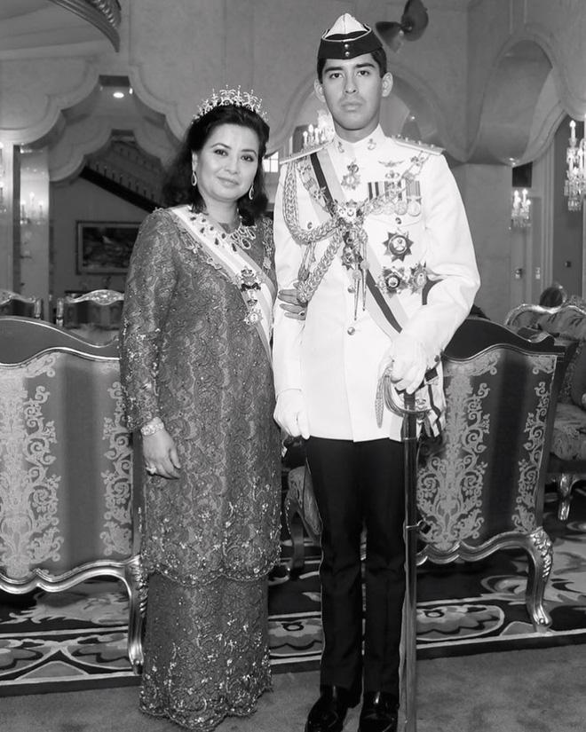 Cực phẩm Hoàng tử của Malaysia: Chàng quân nhân điển trai như tài tử điện ảnh, Instagram chỉ chia sẻ hình chụp cùng một người phụ nữ duy nhất - 8 Cực phẩm Hoàng tử của Malaysia: Chàng quân nhân điển trai như tài tử điện ảnh, Instagram chỉ chia sẻ hình chụp cùng một người phụ nữ duy nhất - 8