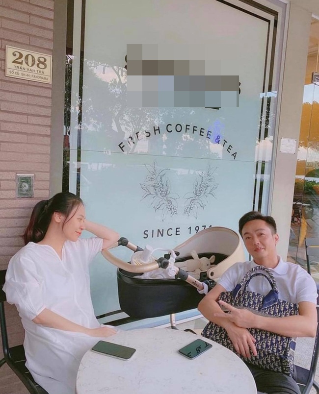 Đàm Thu Trang chính thức lộ diện sau 1 tháng sinh con, vóc dáng 'bà mẹ bỉm sữa' khiến nhiều người bất ngờ - 2 Đàm Thu Trang chính thức lộ diện sau 1 tháng sinh con, vóc dáng 'bà mẹ bỉm sữa' khiến nhiều người bất ngờ - 2