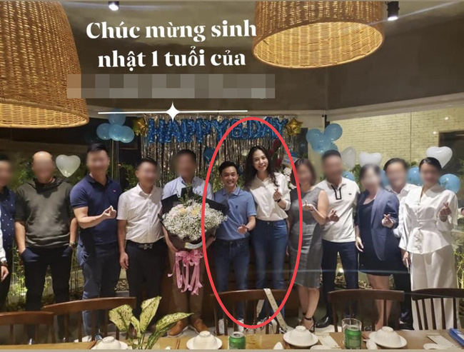 Đàm Thu Trang chính thức lộ diện sau 1 tháng sinh con, vóc dáng 'bà mẹ bỉm sữa' khiến nhiều người bất ngờ Đàm Thu Trang chính thức lộ diện sau 1 tháng sinh con, vóc dáng 'bà mẹ bỉm sữa' khiến nhiều người bất ngờ