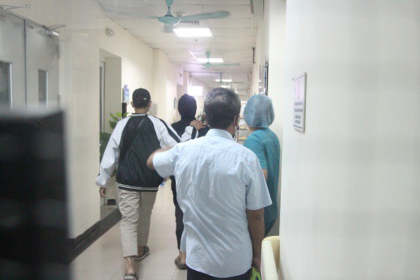 Bé trai bị bỏ rơi ở khe tường xuất viện: Mẹ lóng ngóng nhận con, phải hướng dẫn từ cách bế đến cho ăn uống - 2 Bé trai bị bỏ rơi ở khe tường xuất viện: Mẹ lóng ngóng nhận con, phải hướng dẫn từ cách bế đến cho ăn uống - 2