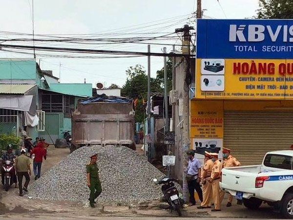 Bị yêu cầu dừng lại kiểm tra, tài xế xe ben phóng xe bỏ chạy và đổ đá ra đường để 'ngăn' CSGT