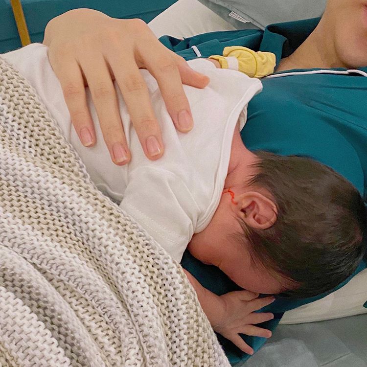 Hình ảnh mới nhất của con gái Cường Đô La, trộm vía mới một tháng tuổi cô bé đã bụ bẫm đáng yêu thế này - 2 Hình ảnh mới nhất của con gái Cường Đô La, trộm vía mới một tháng tuổi cô bé đã bụ bẫm đáng yêu thế này - 2