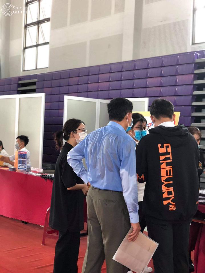 Người bố lưng ướt đẫm mồ hôi ngày đưa con đi nhập học, dân mạng rưng rưng chia sẻ kỷ niệm thời tân sinh viên cùng bố mẹ - 1 Người bố lưng ướt đẫm mồ hôi ngày đưa con đi nhập học, dân mạng rưng rưng chia sẻ kỷ niệm thời tân sinh viên cùng bố mẹ - 1