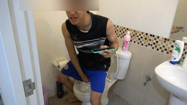 Tai nạn hy hữu của thanh niên ôm điện thoại trong toilet, đang say mê xem video bị 'bé Na hỏi thăm' ngay chỗ hiểm phải đi cấp cứu - 1 Tai nạn hy hữu của thanh niên ôm điện thoại trong toilet, đang say mê xem video bị 'bé Na hỏi thăm' ngay chỗ hiểm phải đi cấp cứu - 1