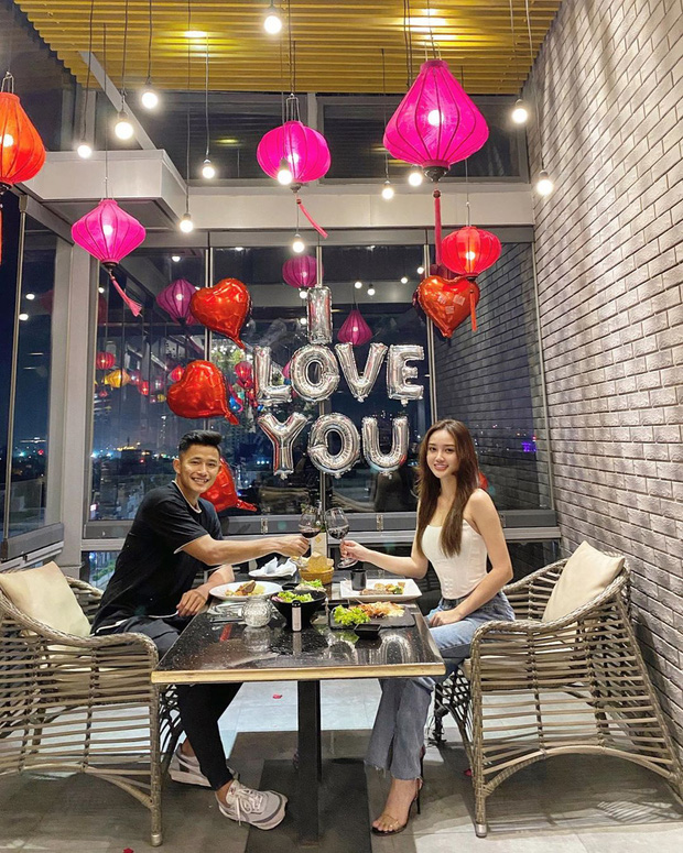 Nàng WAGs đạt điểm 10 nhan sắc và thần thái, đố các 'thám tử mạng' biết là bồ của ai đấy? Nàng WAGs đạt điểm 10 nhan sắc và thần thái, đố các 'thám tử mạng' biết là bồ của ai đấy?