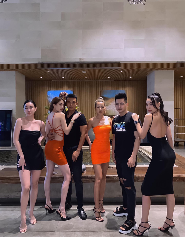 Hết tiệc 'xôi thịt' bên Chi Pu, Ngọc Trinh lại khoe body bên hội bạn sexy bốc lửa: Nhưng dáng chụp hơi đau lưng không? - 3 Hết tiệc 'xôi thịt' bên Chi Pu, Ngọc Trinh lại khoe body bên hội bạn sexy bốc lửa: Nhưng dáng chụp hơi đau lưng không? - 3