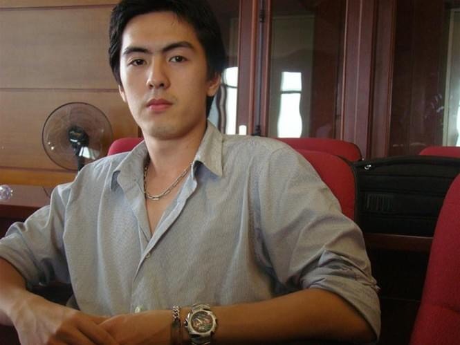 Vô tình bị 'chụp lén', tân CEO Gojek Việt Nam đẹp trai như 'hot boy' lập tức trở thành tâm điểm: Cao 1m84, 33 tuổi đã làm giám đốc điều hành của nhiều công ty lớn - 1 Vô tình bị 'chụp lén', tân CEO Gojek Việt Nam đẹp trai như 'hot boy' lập tức trở thành tâm điểm: Cao 1m84, 33 tuổi đã làm giám đốc điều hành của nhiều công ty lớn - 1