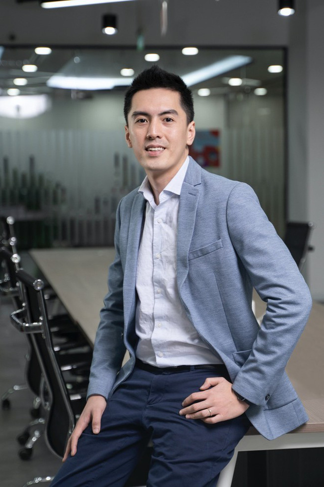 Vô tình bị 'chụp lén', tân CEO Gojek Việt Nam đẹp trai như 'hot boy' lập tức trở thành tâm điểm: Cao 1m84, 33 tuổi đã làm giám đốc điều hành của nhiều công ty lớn - 4 Vô tình bị 'chụp lén', tân CEO Gojek Việt Nam đẹp trai như 'hot boy' lập tức trở thành tâm điểm: Cao 1m84, 33 tuổi đã làm giám đốc điều hành của nhiều công ty lớn - 4