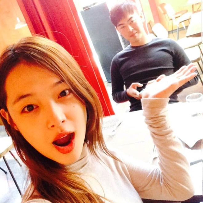 Biến căng: Bạn bè tố gia đình lợi dụng Sulli để 'nướng' tiền, anh trai nữ idol gay gắt đáp trả bằng lời lẽ tục tĩu - 5 Biến căng: Bạn bè tố gia đình lợi dụng Sulli để 'nướng' tiền, anh trai nữ idol gay gắt đáp trả bằng lời lẽ tục tĩu - 5