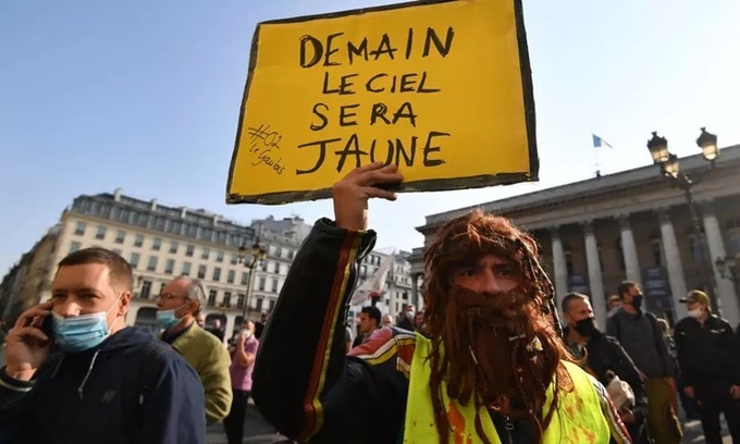 Bất chấp dịch, 'đoàn quân áo vàng' lại vây quanh Paris Bất chấp dịch, 'đoàn quân áo vàng' lại vây quanh Paris