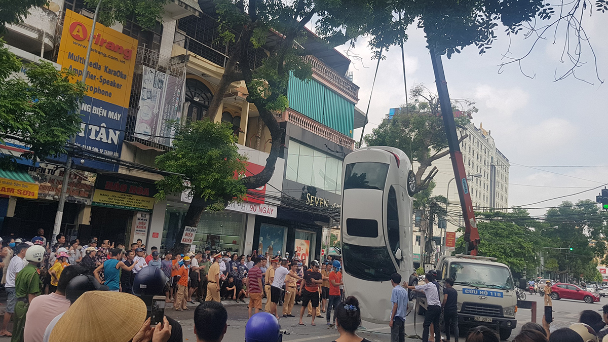 Ôtô lật ngửa trên phố sau cú tông liên hoàn - 1 Ôtô lật ngửa trên phố sau cú tông liên hoàn - 1