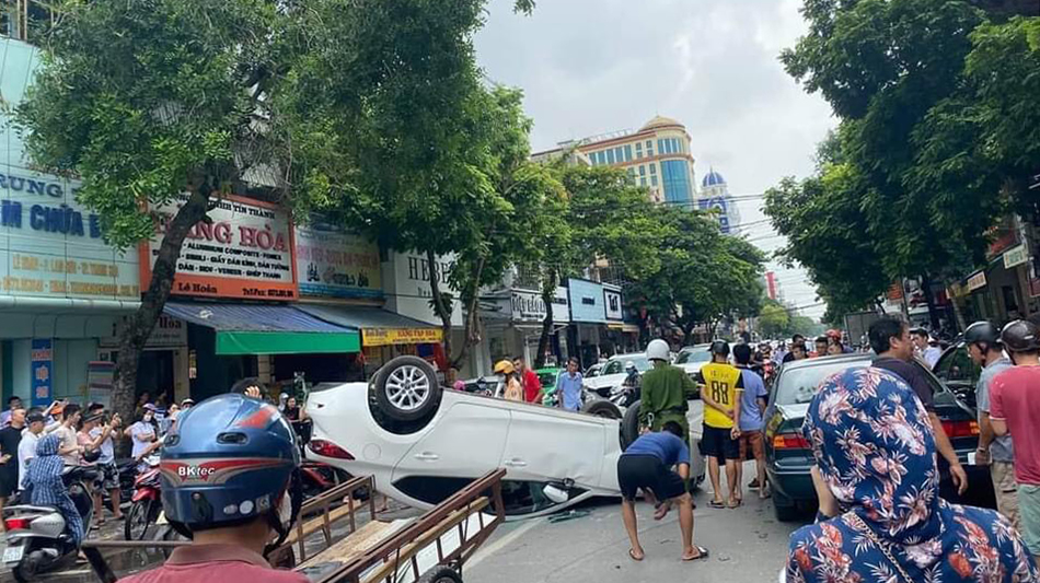 Ôtô lật ngửa trên phố sau cú tông liên hoàn Ôtô lật ngửa trên phố sau cú tông liên hoàn