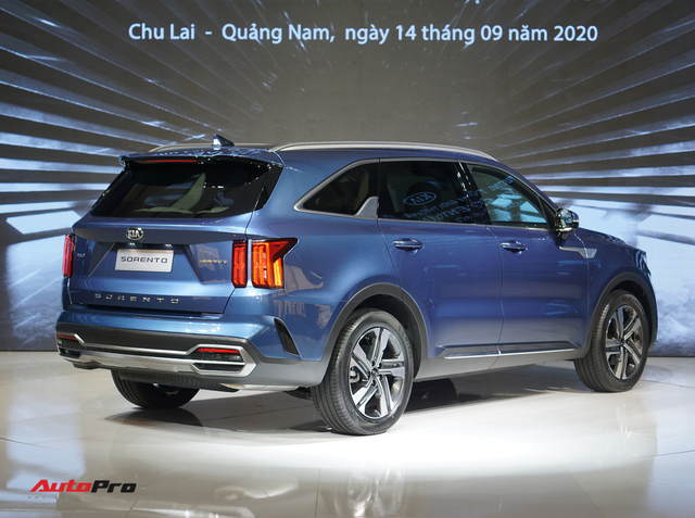 Kia Sorento 2021 ra mắt Việt Nam: Giá từ hơn 1 tỷ đồng, phủ đầu Fortuner, Santa Fe - 1 Kia Sorento 2021 ra mắt Việt Nam: Giá từ hơn 1 tỷ đồng, phủ đầu Fortuner, Santa Fe - 1