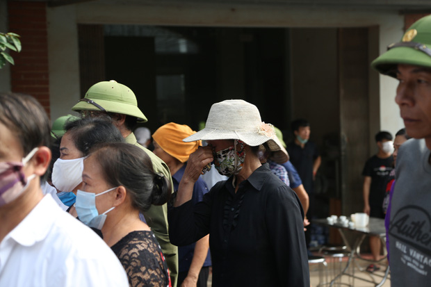 Đám tang đẫm nước mắt, hàng trăm người dân đến tiễn đưa chiến sĩ CSCĐ bị tài xế xe khách tông tử vong - 10 Đám tang đẫm nước mắt, hàng trăm người dân đến tiễn đưa chiến sĩ CSCĐ bị tài xế xe khách tông tử vong - 10