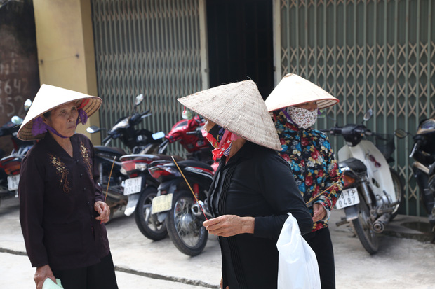 Đám tang đẫm nước mắt, hàng trăm người dân đến tiễn đưa chiến sĩ CSCĐ bị tài xế xe khách tông tử vong - 6 Đám tang đẫm nước mắt, hàng trăm người dân đến tiễn đưa chiến sĩ CSCĐ bị tài xế xe khách tông tử vong - 6