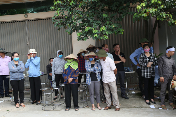 Đám tang đẫm nước mắt, hàng trăm người dân đến tiễn đưa chiến sĩ CSCĐ bị tài xế xe khách tông tử vong - 4 Đám tang đẫm nước mắt, hàng trăm người dân đến tiễn đưa chiến sĩ CSCĐ bị tài xế xe khách tông tử vong - 4
