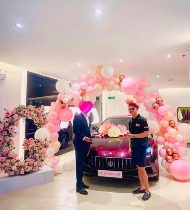 Lộ loạt khoảnh khắc hậu trường mua xe tiền tỷ của Hương Giang và Matt Liu: Ngọt ngào như vợ chồng son, nàng Hậu hoạt ngôn bỗng e ấp bất ngờ - 3 Lộ loạt khoảnh khắc hậu trường mua xe tiền tỷ của Hương Giang và Matt Liu: Ngọt ngào như vợ chồng son, nàng Hậu hoạt ngôn bỗng e ấp bất ngờ - 3