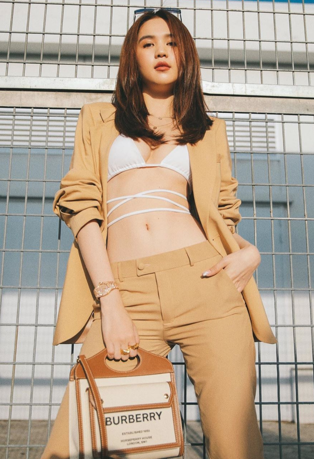 Ngọc Trinh chiếm trọn sự chú ý khi diện bikini ra sân bay, áo vest thanh lịch cũng không làm lu mờ nổi vòng 1 quyến rũ - 8 Ngọc Trinh chiếm trọn sự chú ý khi diện bikini ra sân bay, áo vest thanh lịch cũng không làm lu mờ nổi vòng 1 quyến rũ - 8