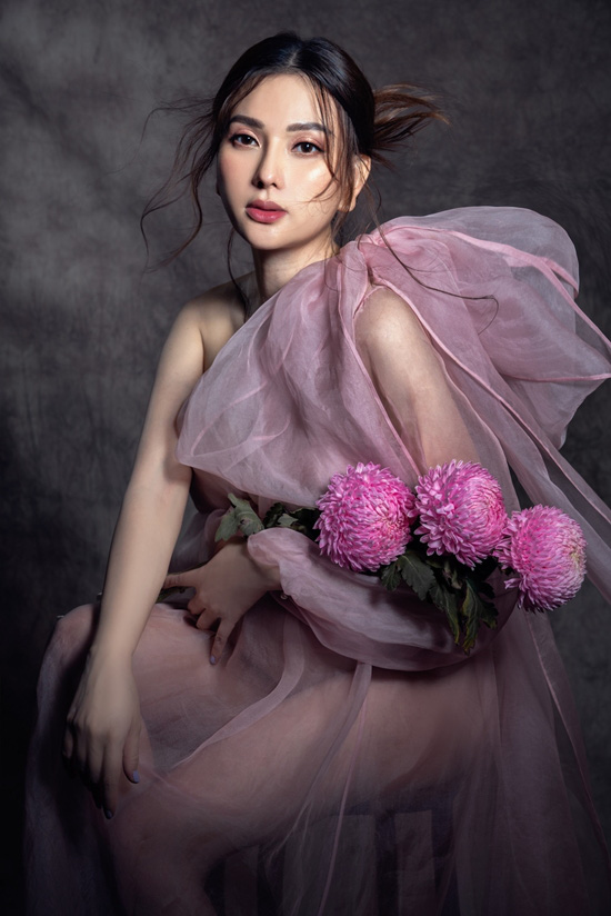 Thu Thủy gây choáng khi tung MV đứng yên bất động, không chớp mắt suốt 4 phút Thu Thủy gây choáng khi tung MV đứng yên bất động, không chớp mắt suốt 4 phút