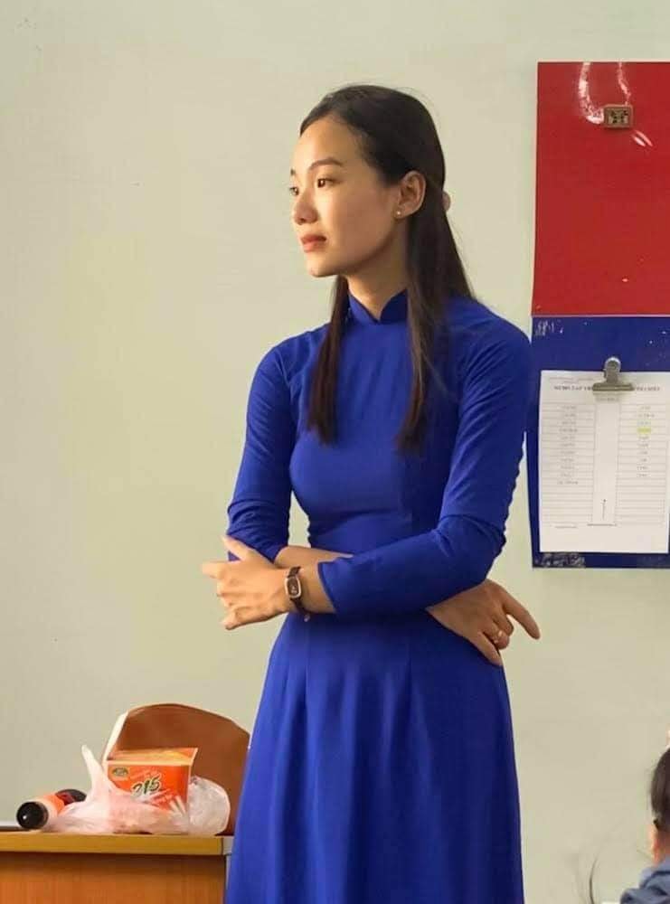 Bức ảnh chụp lén khiến cô giáo bỗng dưng nổi như cồn vì quá xinh đẹp - 1 Bức ảnh chụp lén khiến cô giáo bỗng dưng nổi như cồn vì quá xinh đẹp - 1