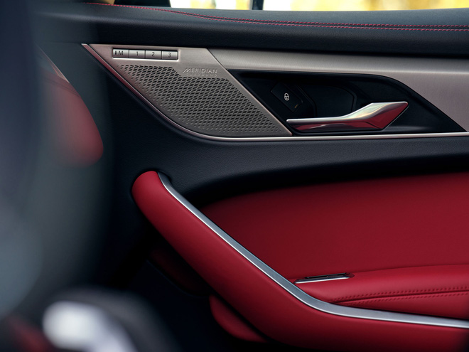 Ra mắt Jaguar F-Pace 2021: Đối thủ 'chung nhà' với Range Rover Velar - 13 Ra mắt Jaguar F-Pace 2021: Đối thủ 'chung nhà' với Range Rover Velar - 13