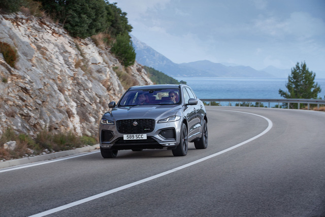 Ra mắt Jaguar F-Pace 2021: Đối thủ 'chung nhà' với Range Rover Velar - 14 Ra mắt Jaguar F-Pace 2021: Đối thủ 'chung nhà' với Range Rover Velar - 14