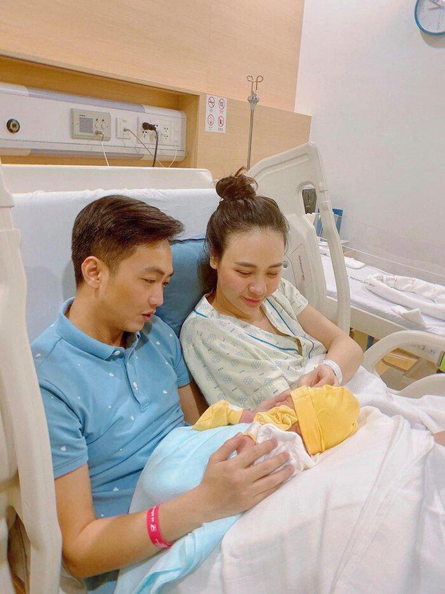Điểm qua loạt 'đặc quyền' đúng chuẩn rich kid của con gái Cường Đô La - Đàm Thu Trang, thiên kim tiểu thư đích thực là đây Điểm qua loạt 'đặc quyền' đúng chuẩn rich kid của con gái Cường Đô La - Đàm Thu Trang, thiên kim tiểu thư đích thực là đây