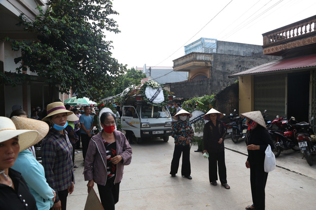Người bố nghẹn ngào sau đám tang chiến sĩ CSCĐ: 'Tôi thấy video lúc con bị tông mà không dám xem, thương nó quá...' Người bố nghẹn ngào sau đám tang chiến sĩ CSCĐ: 'Tôi thấy video lúc con bị tông mà không dám xem, thương nó quá...'