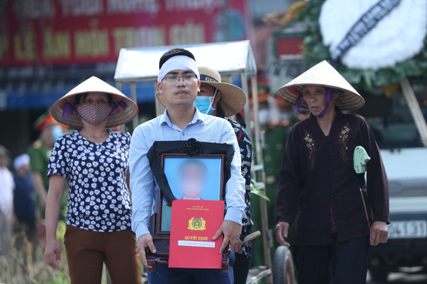 Người bố nghẹn ngào sau đám tang chiến sĩ CSCĐ: 'Tôi thấy video lúc con bị tông mà không dám xem, thương nó quá...' - 1 Người bố nghẹn ngào sau đám tang chiến sĩ CSCĐ: 'Tôi thấy video lúc con bị tông mà không dám xem, thương nó quá...' - 1