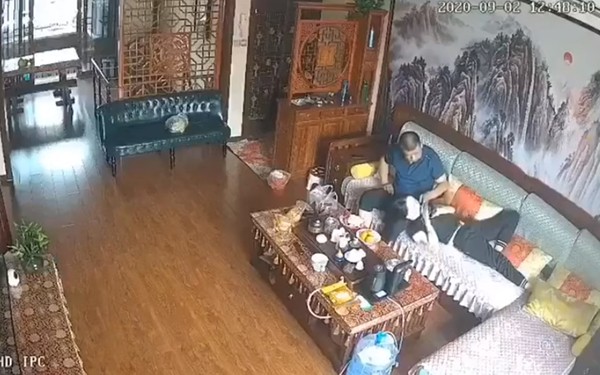 Vụ Chủ tịch bị con trai tố cưỡng bức con dâu: Lộ bằng chứng nạn nhân cùng bố chồng thực hiện hành vi nhạy cảm khiến dư luận đảo chiều - 1 Vụ Chủ tịch bị con trai tố cưỡng bức con dâu: Lộ bằng chứng nạn nhân cùng bố chồng thực hiện hành vi nhạy cảm khiến dư luận đảo chiều - 1