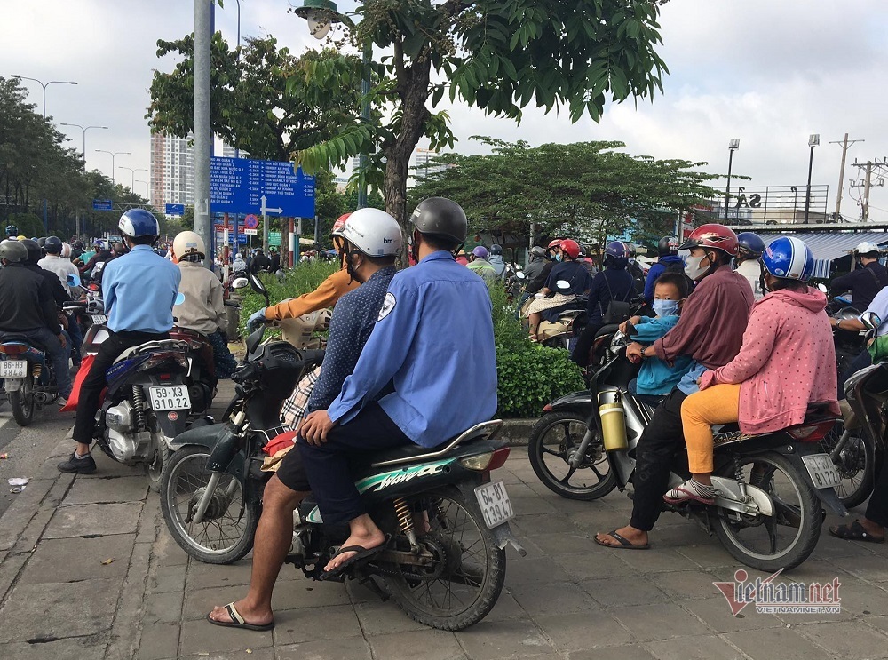 Kẹt xe kinh hoàng, nghìn xe container 'rồng rắn' đổ về cảng Cát Lái - 9 Kẹt xe kinh hoàng, nghìn xe container 'rồng rắn' đổ về cảng Cát Lái - 9