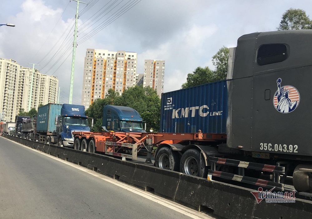 Kẹt xe kinh hoàng, nghìn xe container 'rồng rắn' đổ về cảng Cát Lái - 3 Kẹt xe kinh hoàng, nghìn xe container 'rồng rắn' đổ về cảng Cát Lái - 3
